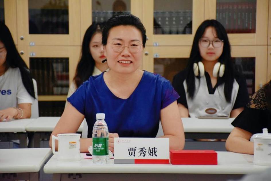 冰球突破mg正规官网教育基金会副秘书长贾秀娥发言